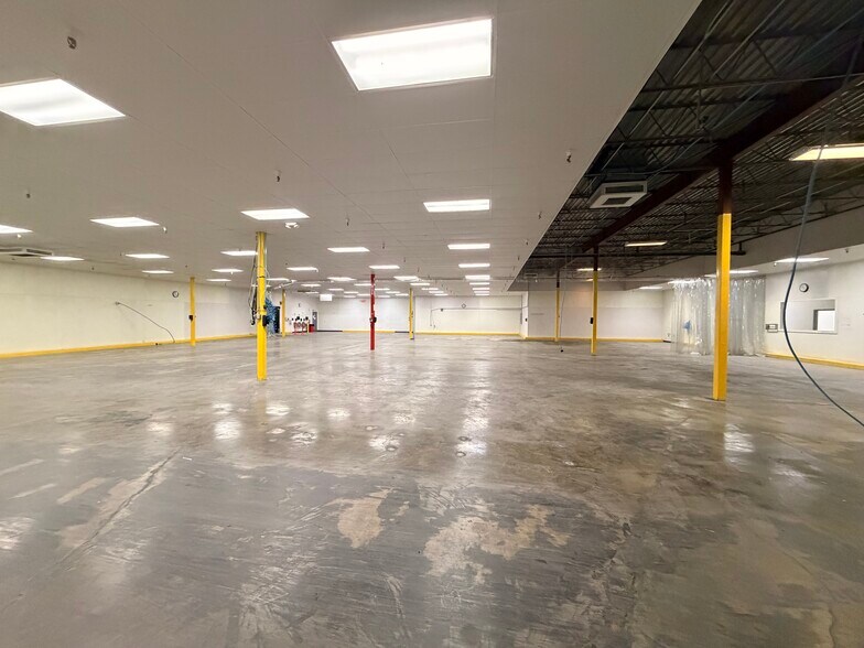 More Photos Of 100 Chamber Plz, Charleroi Supermarket For Lease