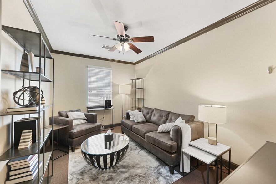 More Photos Of 112 W 4th St, Houston Office Residential For Sale