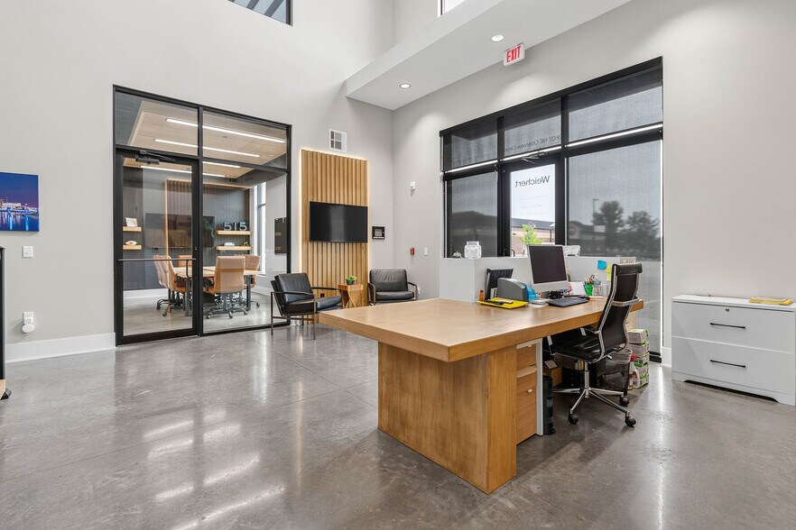 More Photos Of 3607 NE Otterview Cir, Ankeny Office For Sale