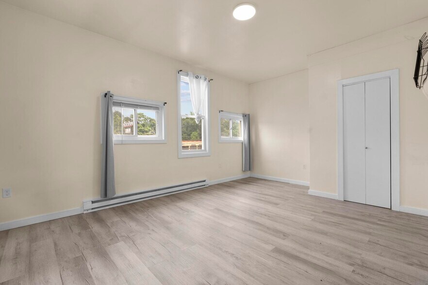 More Photos Of 170 Meriden Rd, Waterbury Storefront Retail Residential For Sale