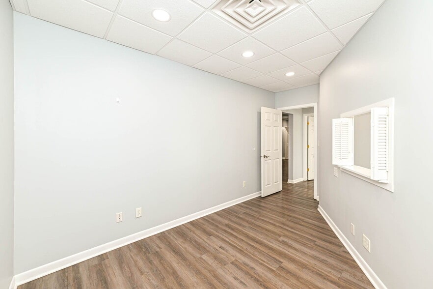 More Photos Of 3455 Shelby St, Indianapolis Office For Sale