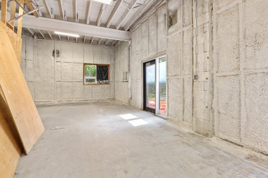 More Photos Of 255-257 Ste-anne Ave, Ottawa Warehouse For Sale