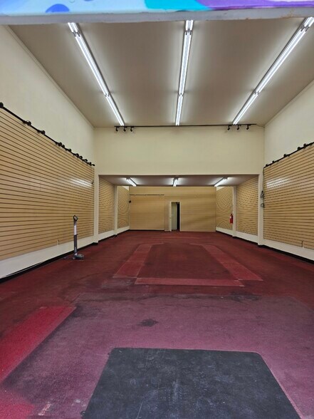 More Photos Of 1905 Ocean Front Walk, Venice General Retail For Lease