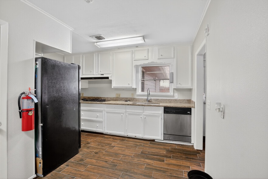 More Photos Of 5109 E 5th St, Katy Storefront Retail Office For Sale