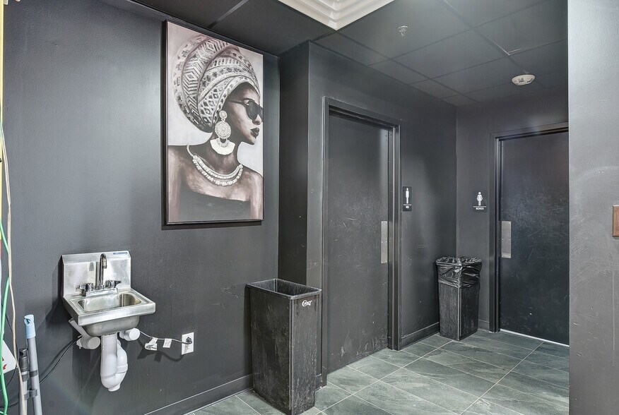 More Photos Of 7215 Blondo St, Omaha Bar For Sale