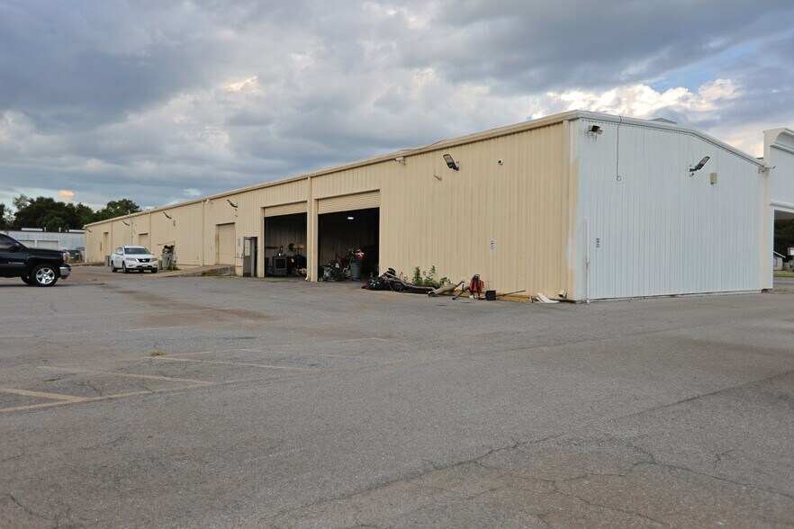 More Photos Of 705 N New Warrington Rd, Pensacola Auto Repair For Lease