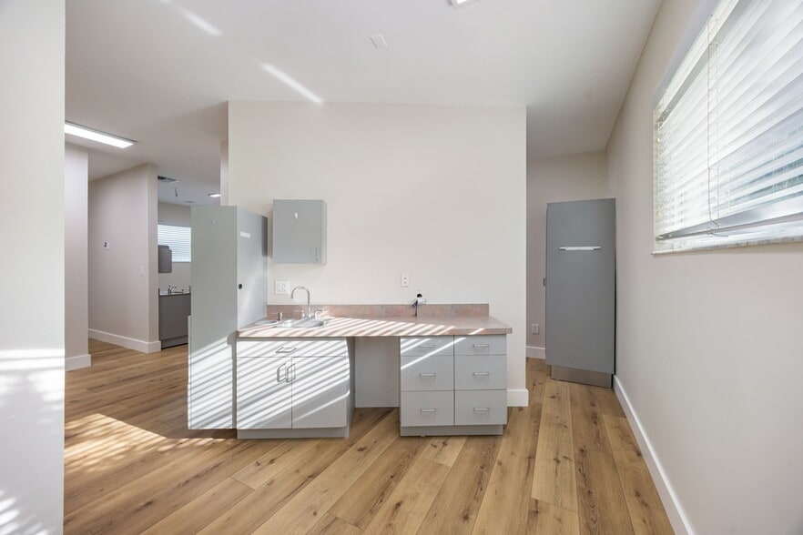 More Photos Of 871 106th Ave N, Naples Medical For Sale