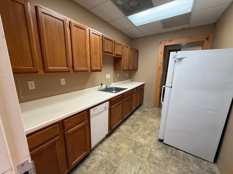 More Photos Of 12635-12651 Hemlock St, Overland Park Showroom For Sale