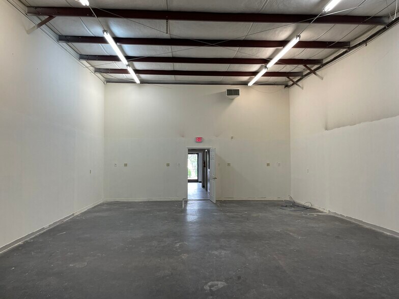 More Photos Of 545 NW Pitts School Rd, Concord Warehouse For Lease