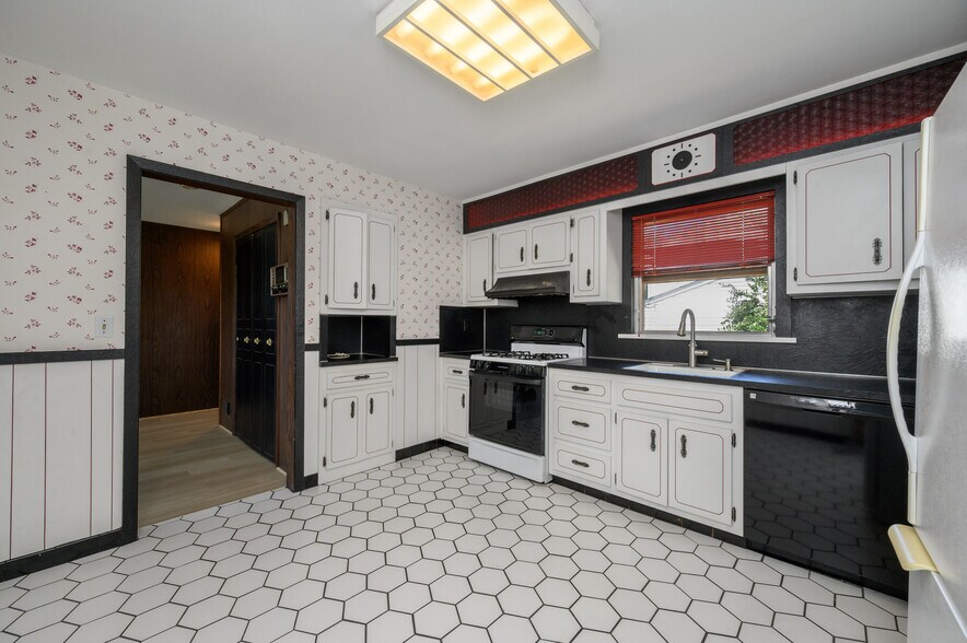 More Photos Of 373 Ford Ave, Fords Medical For Sale