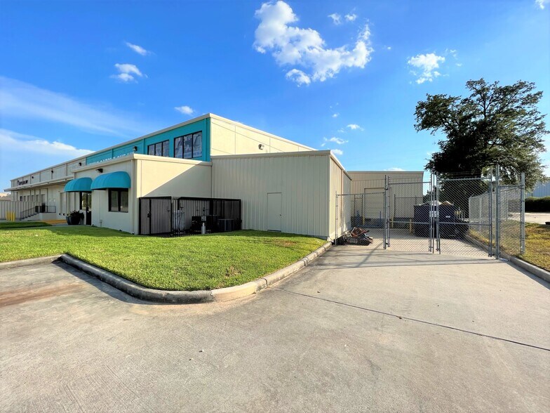 More Photos Of 21019 Spring Towne Dr, Spring Showroom For Lease