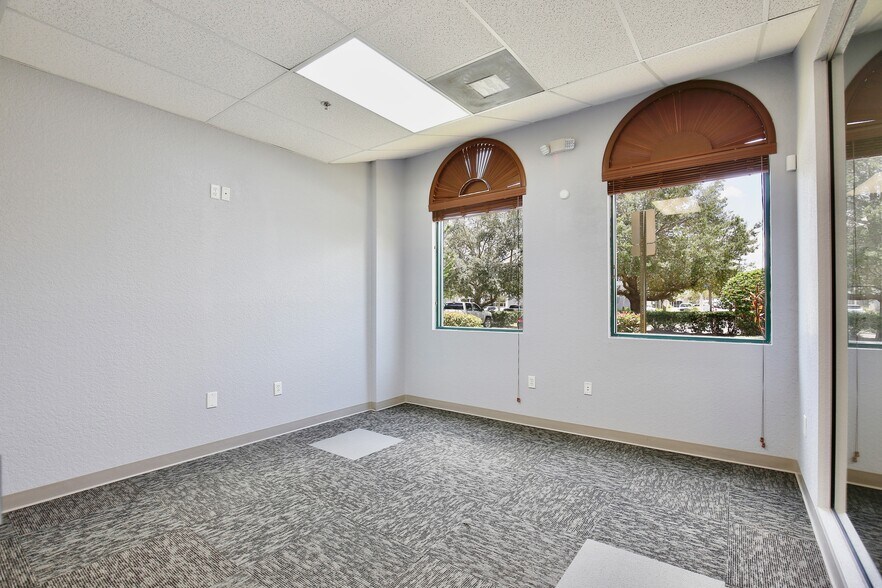 More Photos Of 6881 Kingspointe Pky, Orlando Business Park For Sale