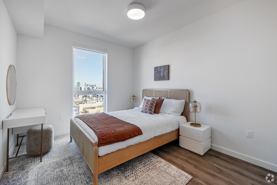 More Photos Of 988 S Manhattan Pl, Los Angeles Apartments For Lease