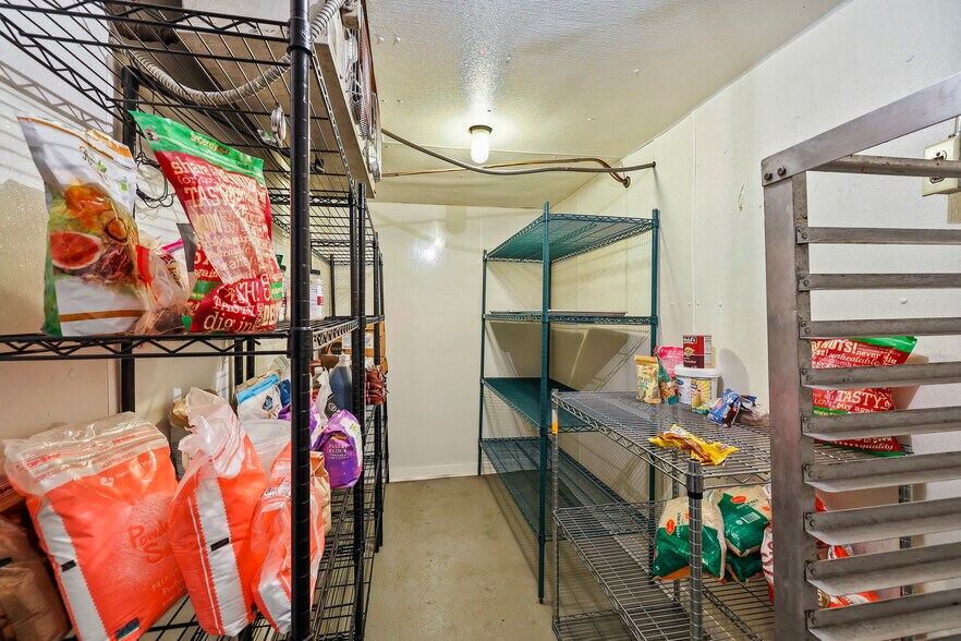 More Photos Of 1701 Pine Ave, Niagara Falls Restaurant For Sale