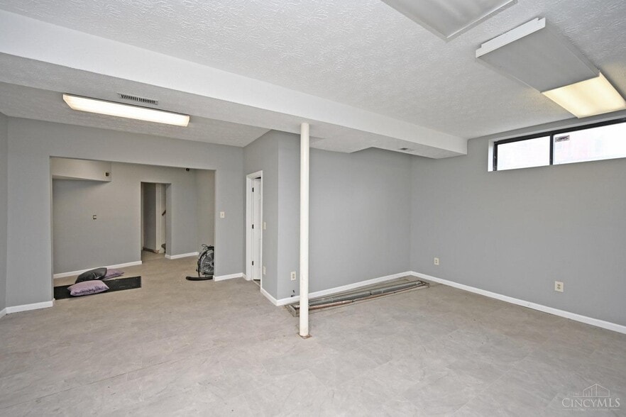 More Photos Of 910 Barry Ln, Cincinnati Medical For Lease