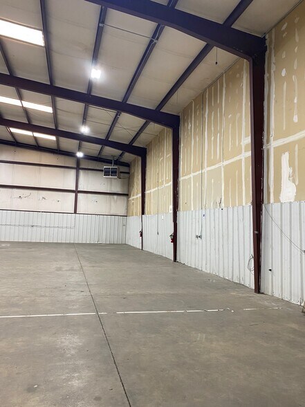 More Photos Of 400 S Eagle Ln, Oklahoma City Warehouse For Lease
