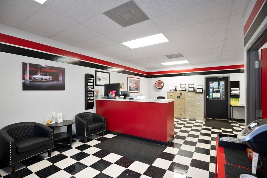 More Photos Of 2350 Us-17-92, Longwood Showroom For Sale