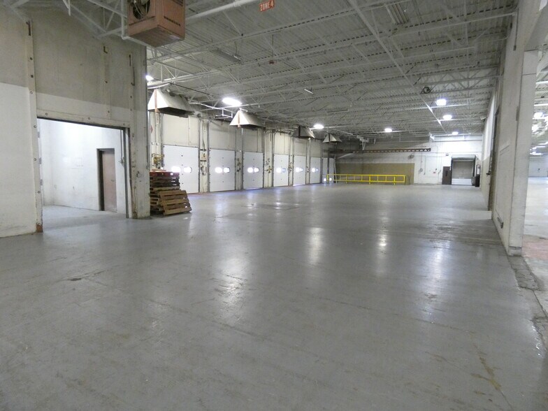 More Photos Of 400 Captain Neville Dr, Waterbury Warehouse For Lease