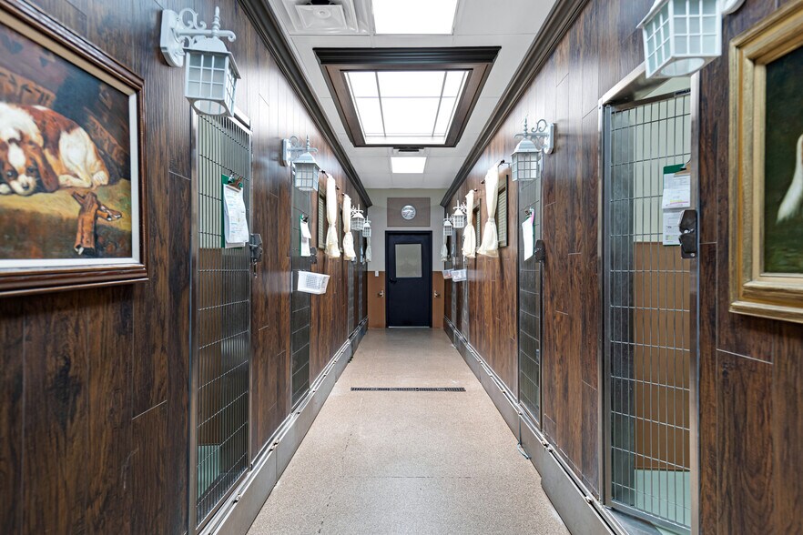 More Photos Of 6909 E Lincoln Dr, Paradise Valley Veterinarian Kennel For Sale