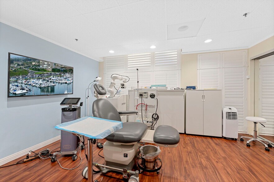 More Photos Of 7514 Girard Ave, La Jolla General Retail For Sale