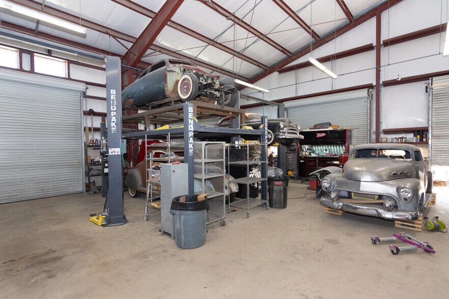 More Photos Of 1131 S Loop 4, Buda Warehouse For Lease