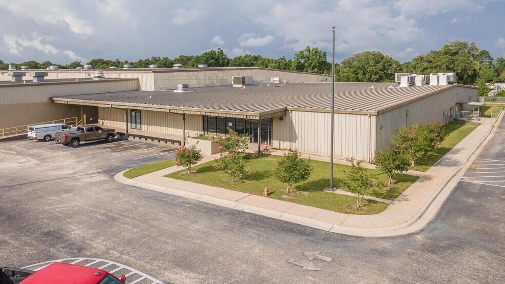 More Photos Of 7801 Sears Blvd, Pensacola Distribution For Lease