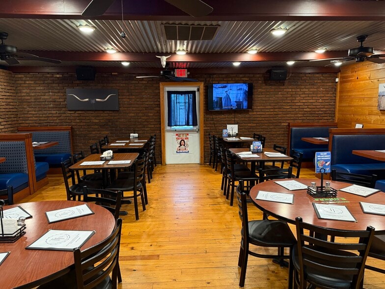 More Photos Of 617 S Washington St, New Paris Bar For Sale