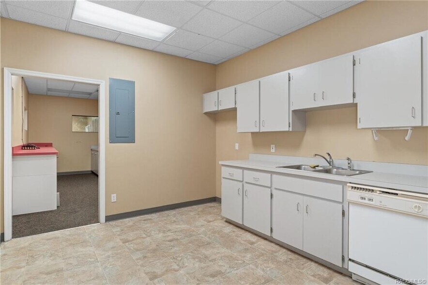 More Photos Of 102 E Highland Blvd, Inverness Drugstore For Sale