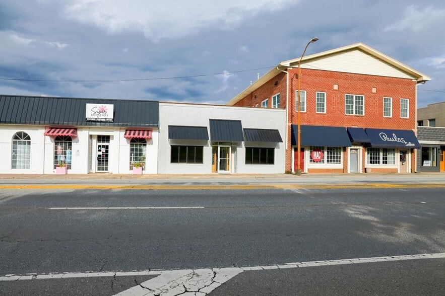 More Photos Of 122 N 3rd Ave, Chatsworth Office For Sale