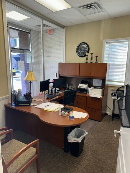 More Photos Of 818 E Wood St, Paris Office For Lease