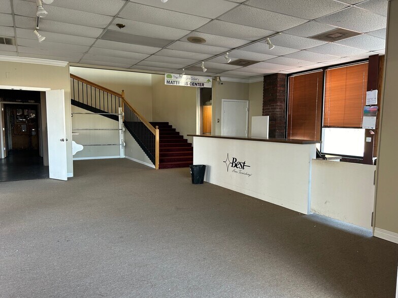 More Photos Of 60 Macarthur Dr, Alexandria Freestanding For Lease