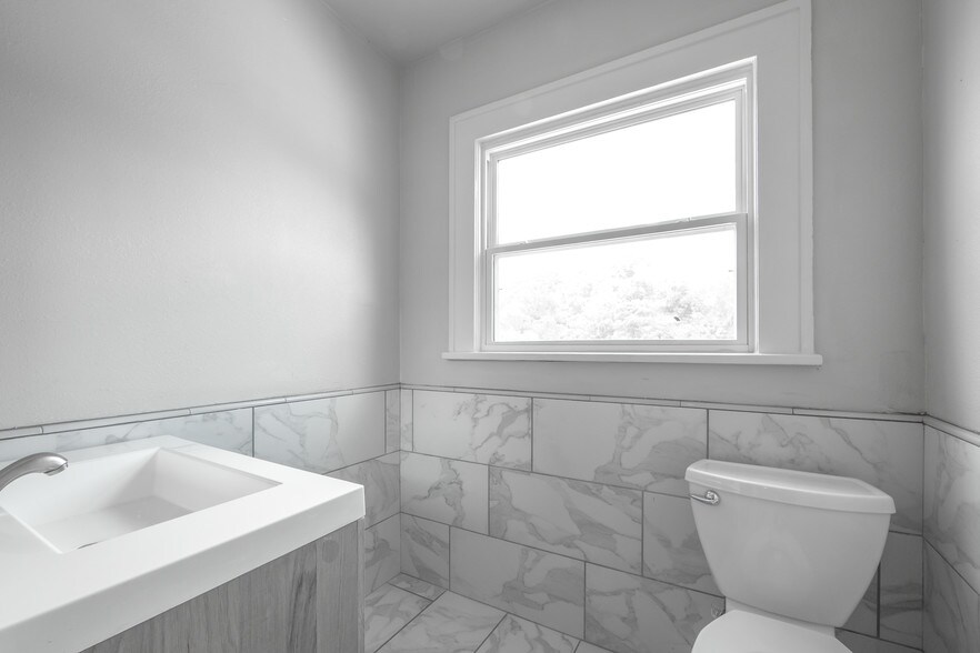 More Photos Of 209 E University Dr, Denton Medical For Lease