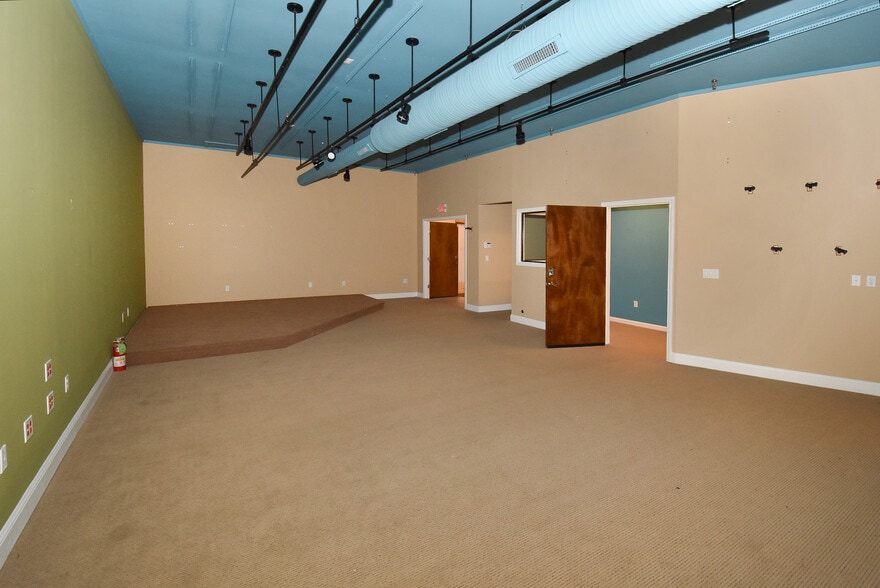 More Photos Of 400 Chapel Rd, South Windsor Light Manufacturing For Sale