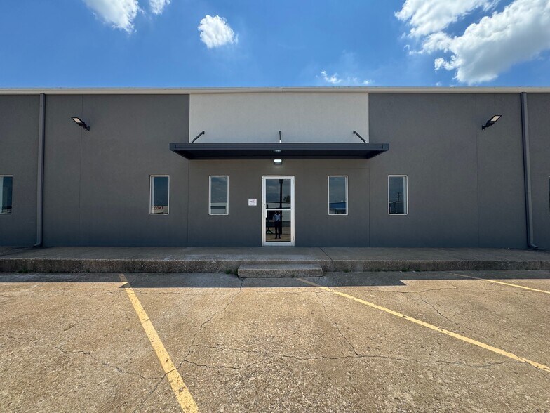 More Photos Of 7624-7630 E 46th Pl, Tulsa Industrial For Lease