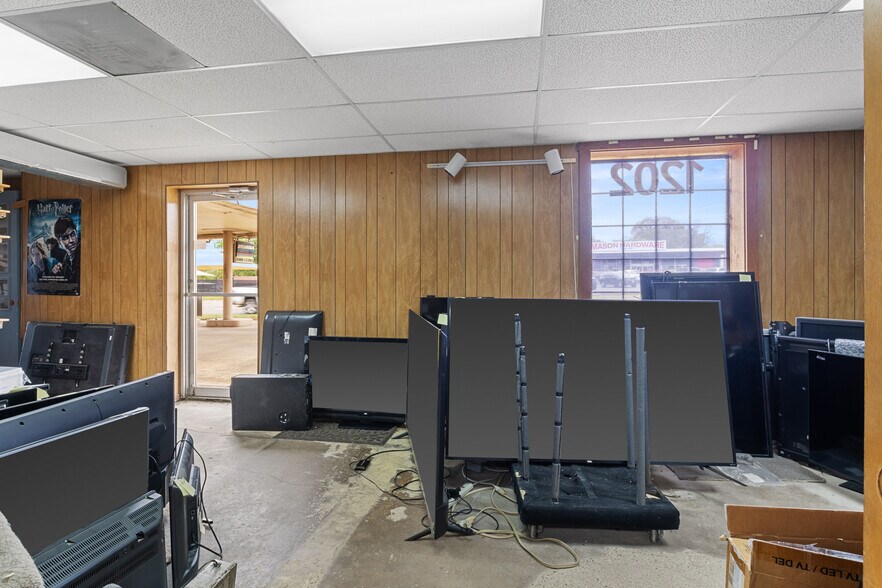 More Photos Of 1202 N Jefferson Ave, Mount Pleasant Specialty For Sale