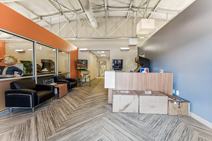 More Photos Of 2105 Northwest Blvd, Newton Office For Lease