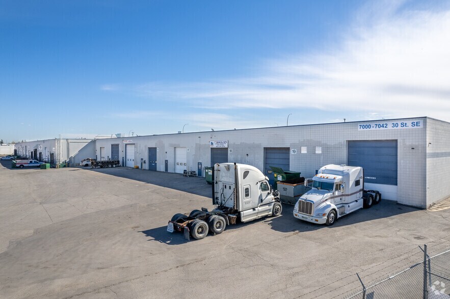 More Photos Of 7004-7042 30th St SE, Calgary Service For Lease