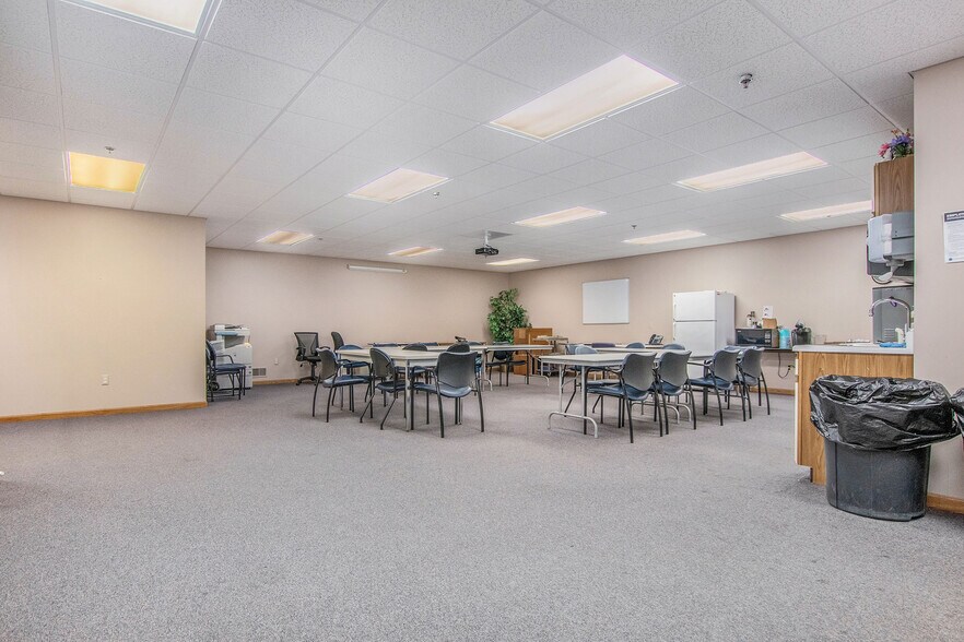 More Photos Of 3050 Commerce Dr, Fort Gratiot Office For Sale