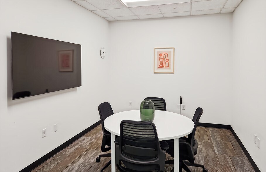 More Photos Of 540 N Broadway, Green Bay Coworking Space