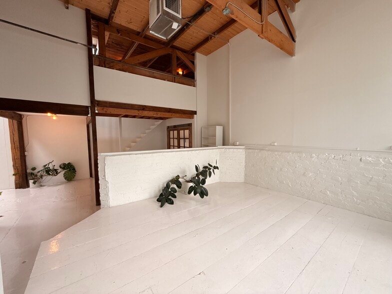 More Photos Of 209 San Juan Ave, Venice Flex For Lease