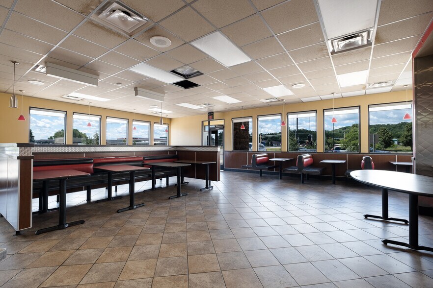 More Photos Of 101 W Lind St, Mankato Fast Food For Lease