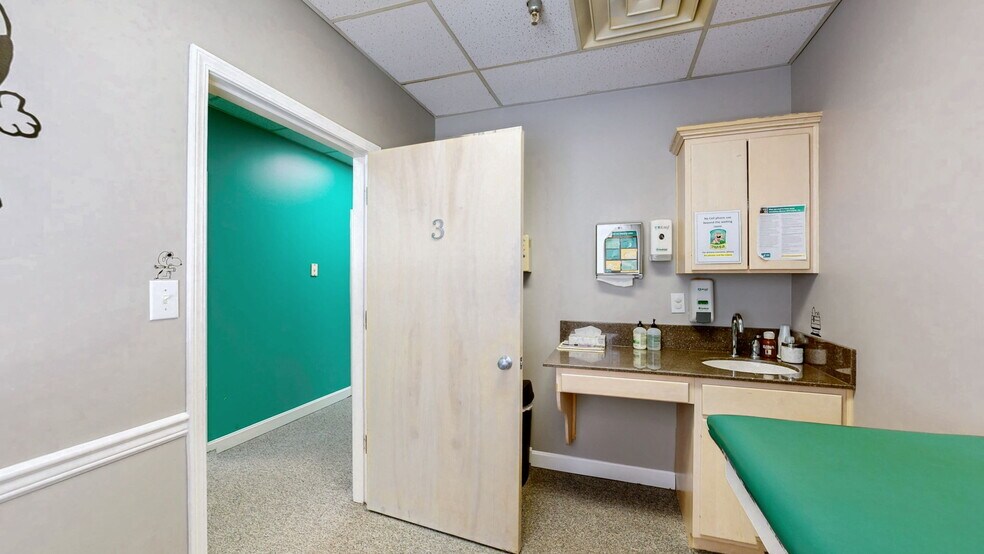 More Photos Of 1701 Spring St, Jeffersonville Medical For Sale