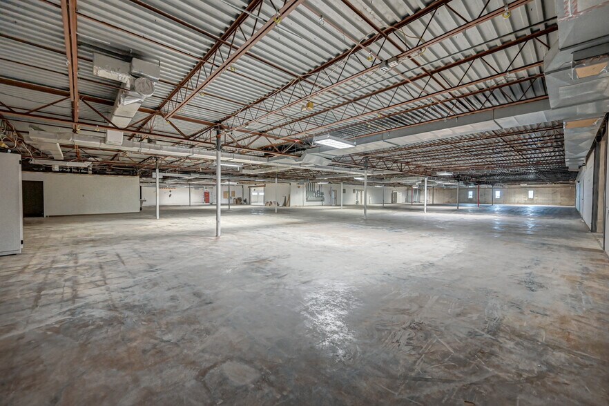 More Photos Of 20 Willow Springs Cir, York Warehouse For Lease