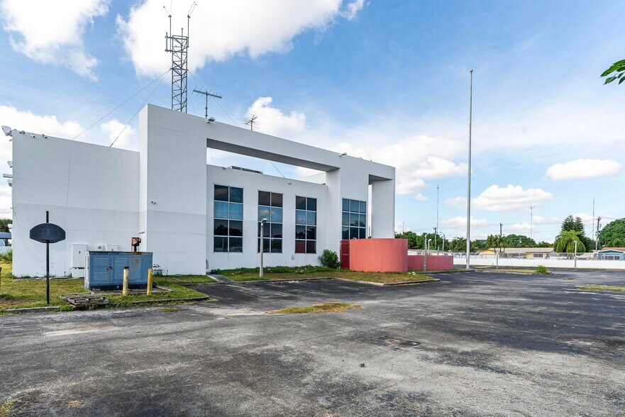 More Photos Of 194 NW 187th St, North Miami Showroom For Sale