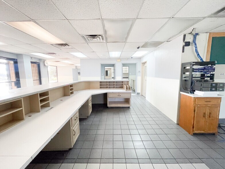 More Photos Of 7902 Slide Rd, Lubbock Veterinarian Kennel For Lease