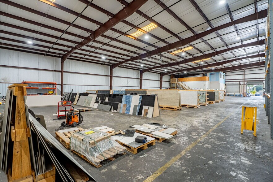 More Photos Of 3520 Old Metro Pky, Fort Myers Warehouse For Lease