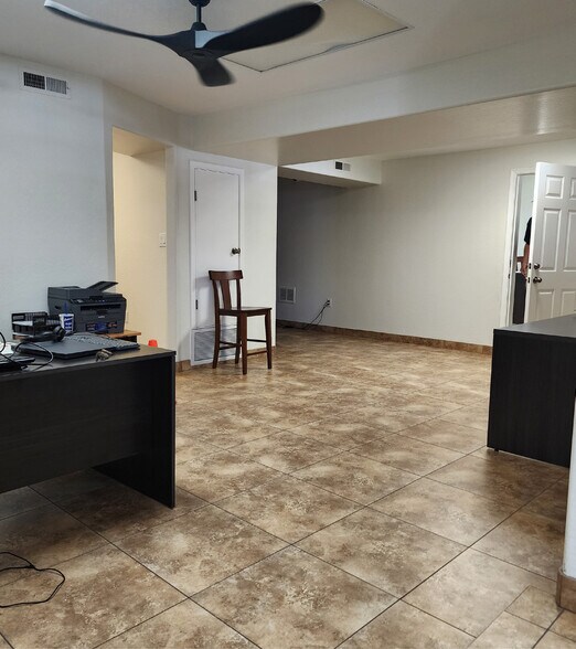More Photos Of 8227 E Apache Trl, Mesa Flex For Lease