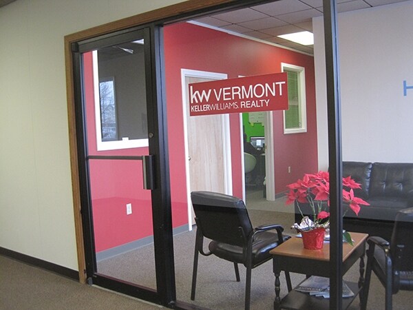 More Photos Of 544 Highgate Commons Rd, Saint Albans Freestanding For Lease