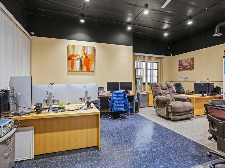 More Photos Of 1812 Victory Blvd, Glendale Flex For Sale