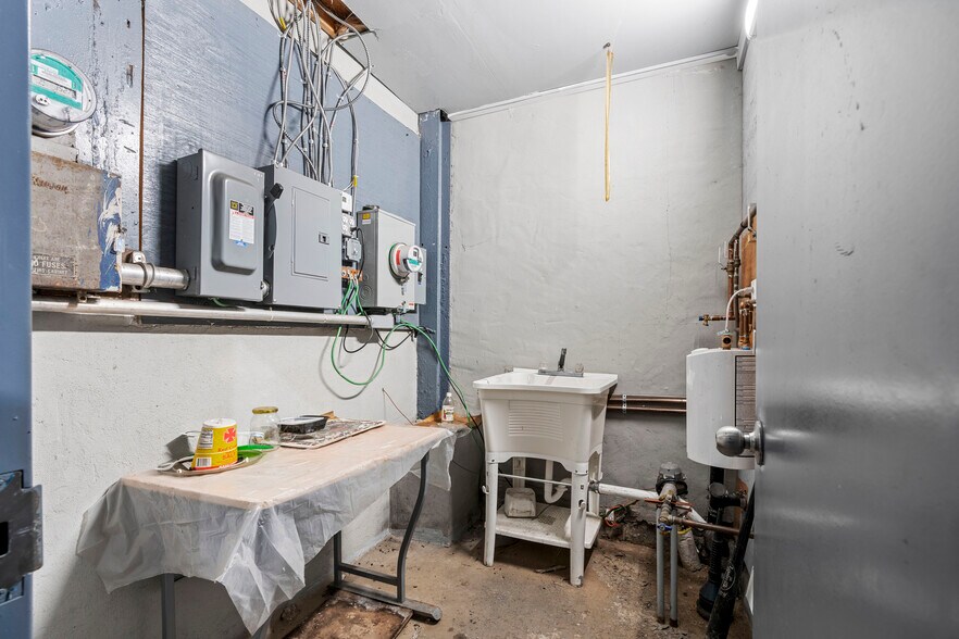 More Photos Of 1724 Richmond Ter, Staten Island Warehouse For Lease